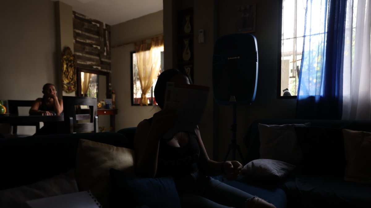 Los reclamos aumentan en Guayaquil porque los usuarios alegan que el servicio de CNEL no ha sido bueno hace meses y denuncian haber ya sido víctimas de cortes recurrentes.