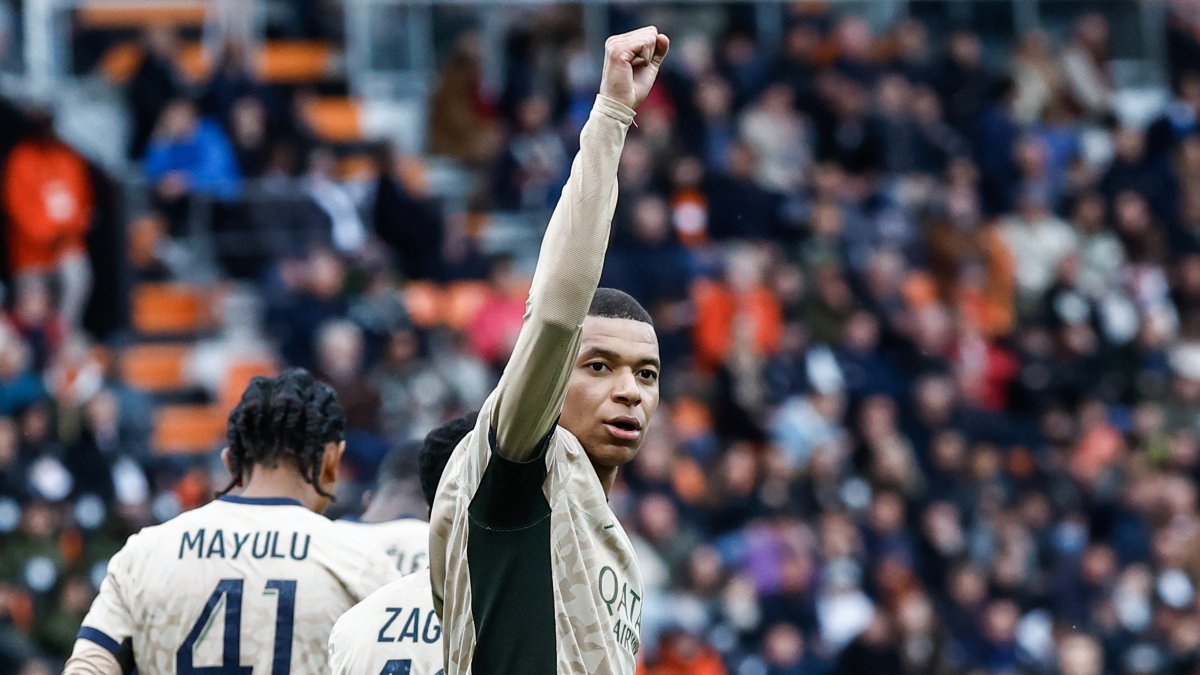 Kylian Mbappe celebra uno de sus goles con PSG en la victoria ante Lorient