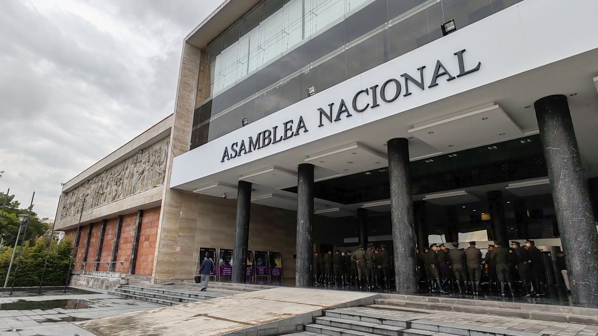 Personal se prepara para el simulacro del 25 de abril en la Asamblea.