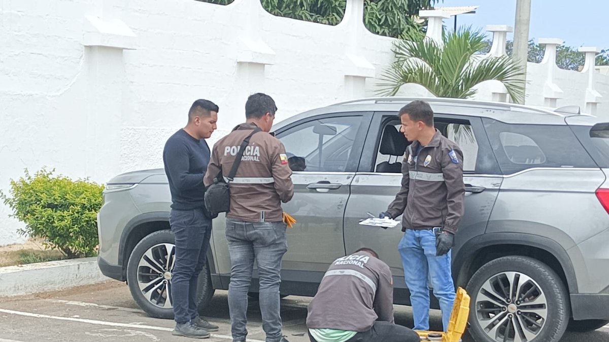 Este 24 de abril, el vehículo en el que se moviliza el gobernador de Santa Elena fue abierto por asaltantes, que le robaron equipos tecnológicos.