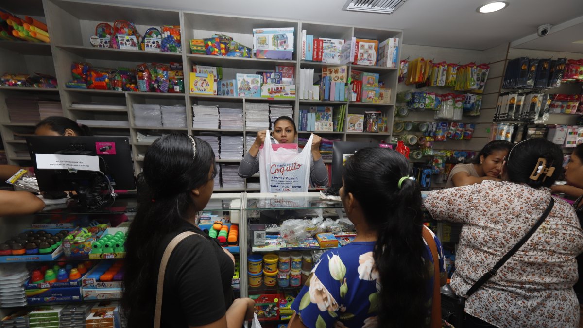 Compra. Padres de familia recorren varios locales del centro de la urbe para encontrar útiles al mejor precio.