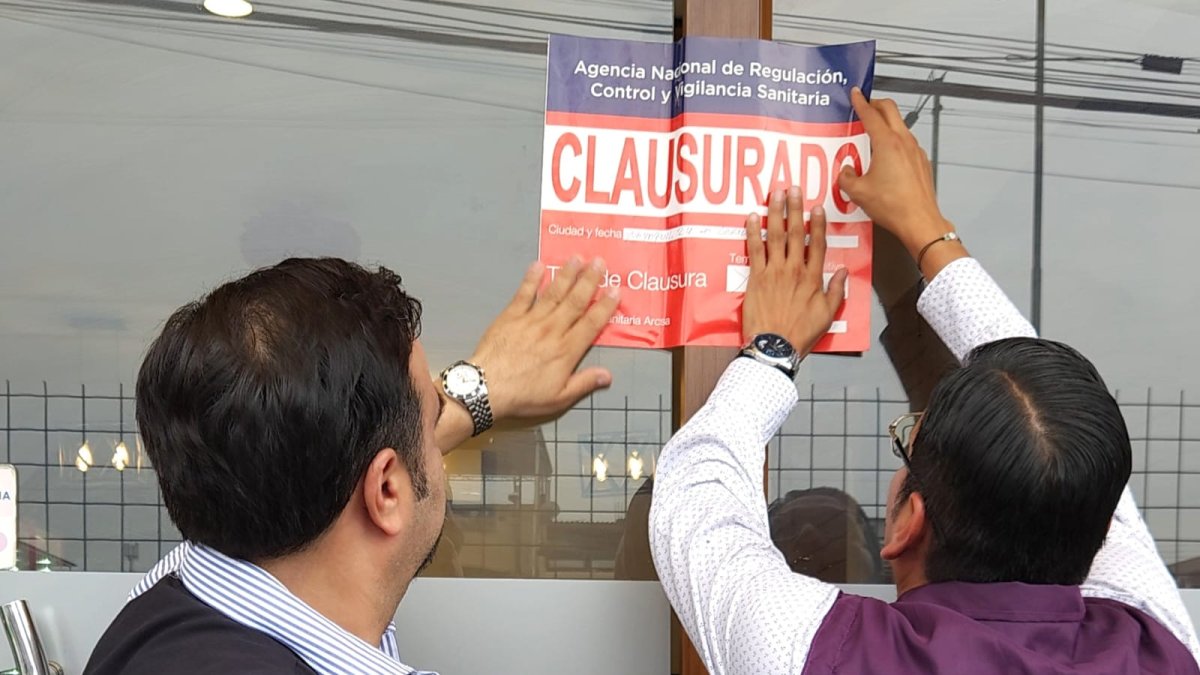 Control.- ARCSA clausura un restaurante en el norte de Guayaquil.