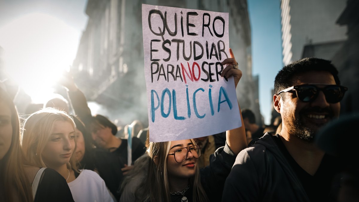 Manifestantes participan en una movilización del sector educativo contra el gobierno del presidente Javier Milei en Buenos Aires (Argentina).