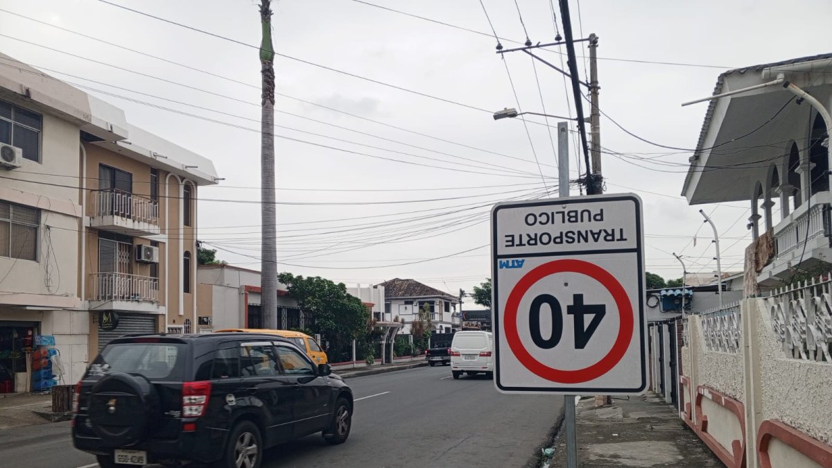 Así se encuentra la señal en la acera de la avenida Central.