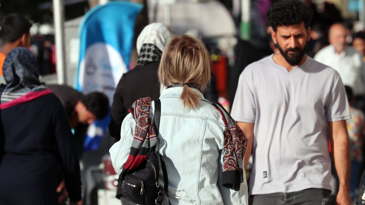 Teherán. Una iraní transita sin velo por una de las calles de esta capital.