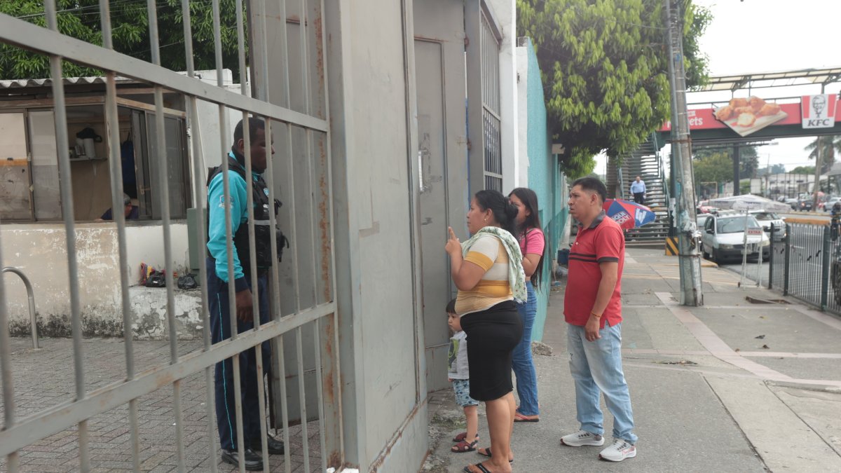 Padres de familia piden información sobre el proceso de matriculación y traslados de alumnos en un distrito educativo de Guayaquil.