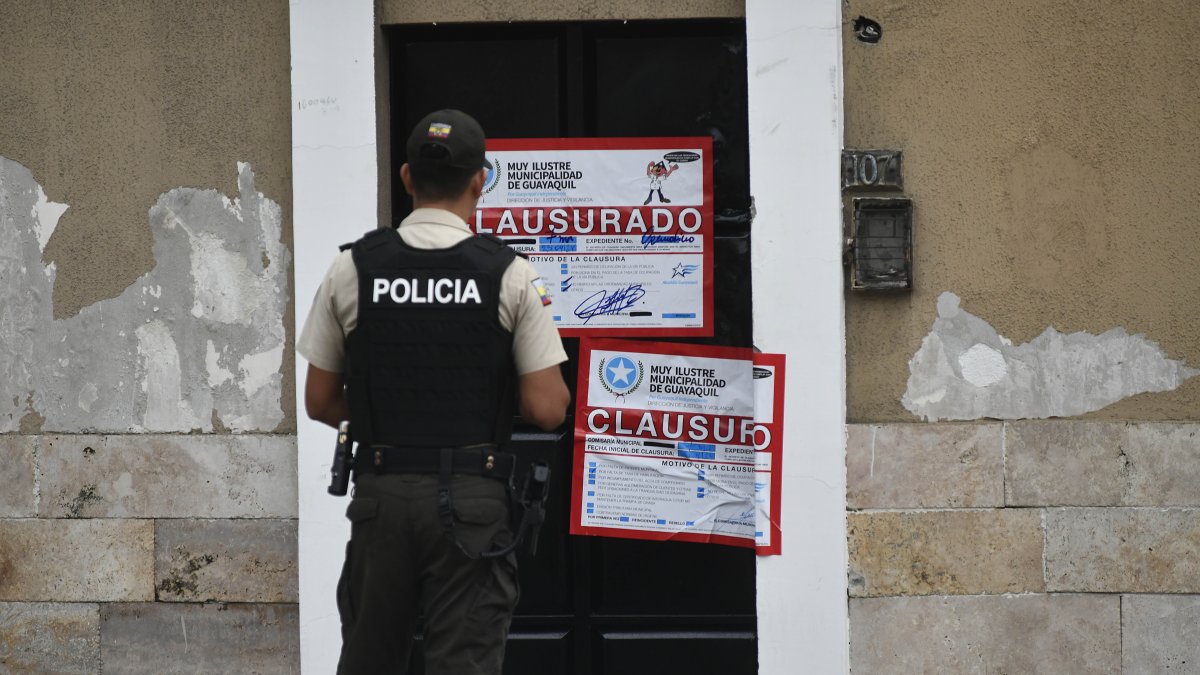 Hecho. Sellos de clausura se colocaron en el espacio.