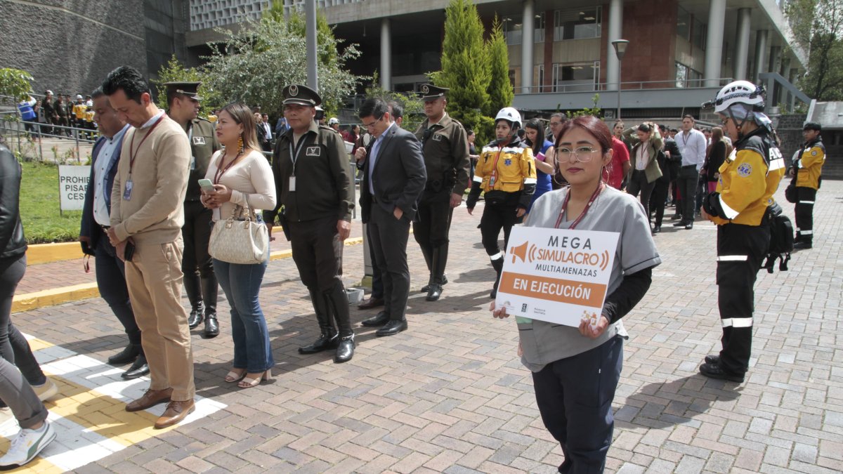 Funcionarios y legisladores evacuaron la Asamblea Nacional, durante un simulacro.