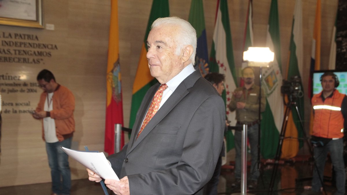 El exministro Santos Alvite compareció en el Pleno de la Asamblea el 25 de abril de 2024 por el juicio político en su contra por la crisis de energía.