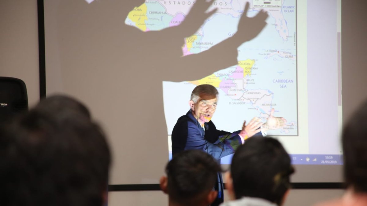 Imagen de Roberto Canseco, jefe de la Embajada de México en Ecuador, durante una actividad en Quito.