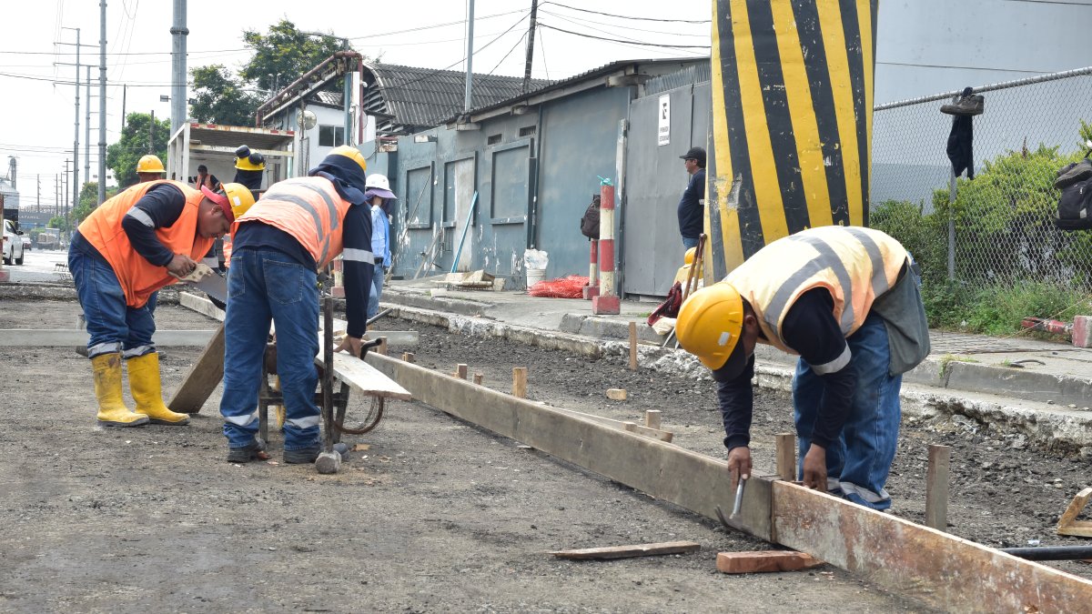 Trabajadores iniciaron tareas de reparación en una de las calles de La Pradera 2.