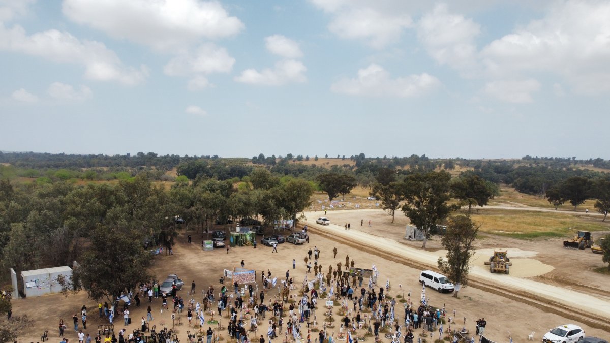 Rishpon. Familiares visitan el sitio conmemorativo de las víctimas asesinadas durante el festival de música Nova.