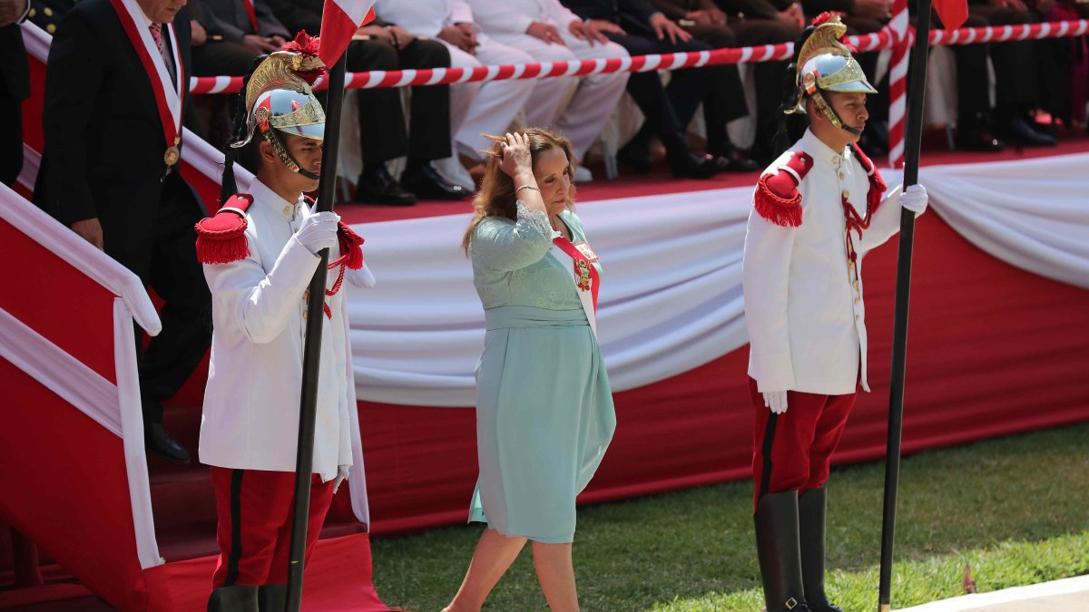 La presidenta del Perú Dina Boluarte, asiste a la ceremonia del 27 aniversario del operativo de rescate Chavín de Huántar, el lunes 22 de abril de 2024 en Lima.