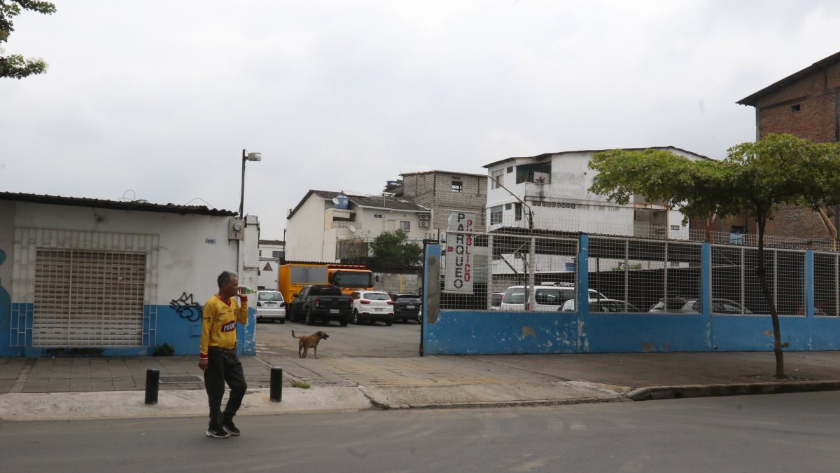 Guayaquil. En este parqueadero está domiciliado Asotecnical, que recibió un contrato de limpieza del SRI.