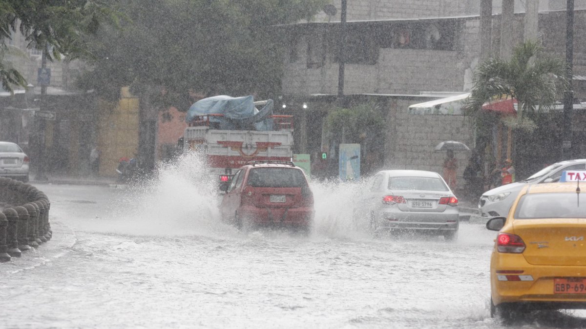 La av. Barcelona quedó completamente inundada previo al partido.