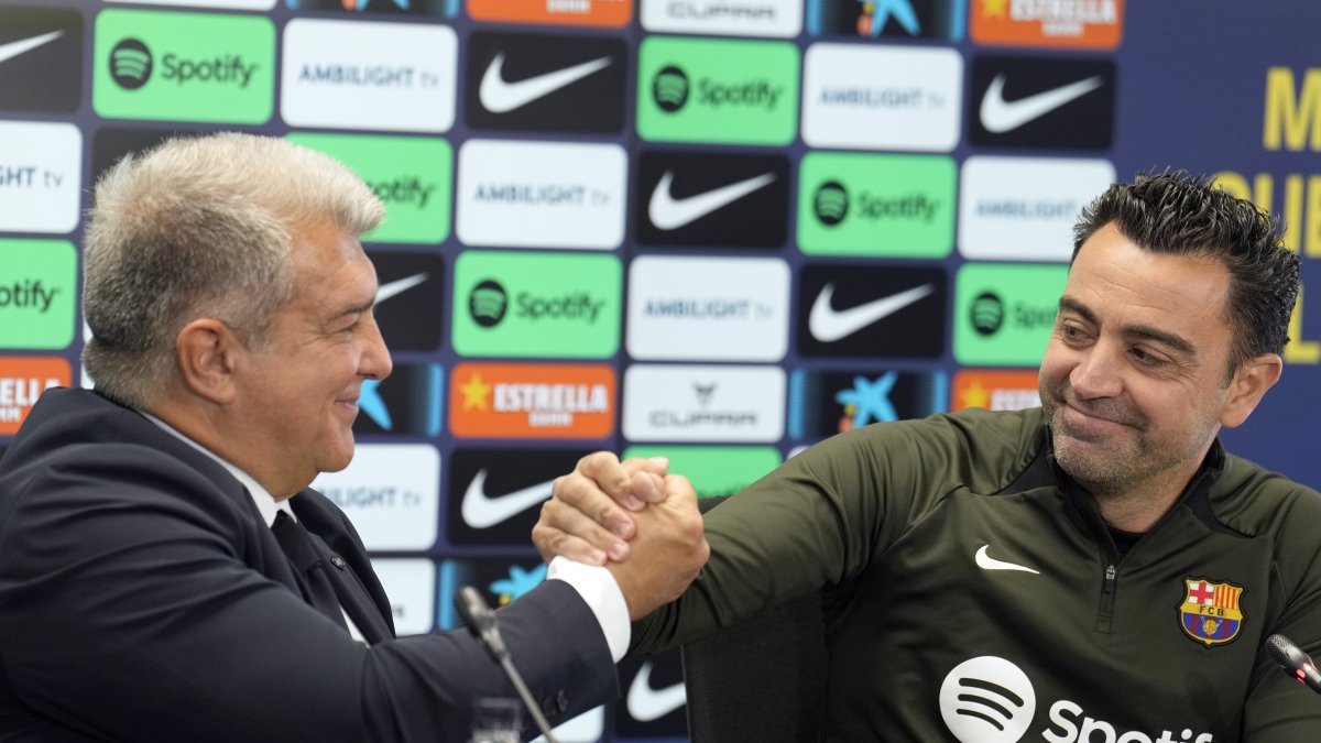 El presidente del FC Barcelona, Joan Laporta, y el técnico Xavi Hernández (d), durante la comparecencia conjunta que han ofrecido este jueves 25 de abril en la Ciudad Deportiva Joan Gamper.