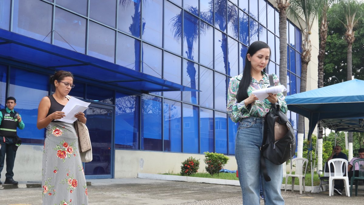 Queja. Los ciudadanos se acercaron a las oficinas de CNEL para exigir una aclaración de por qué sus planillas han registrado aumentos desmedidos en sus valores a pagar.