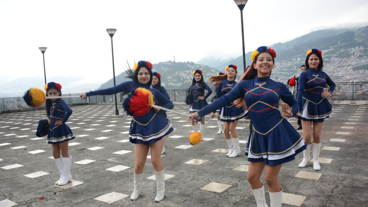 Las bastoneras de Educando Ecuador ensayan en la terraza de la Casa Somos La Tola.