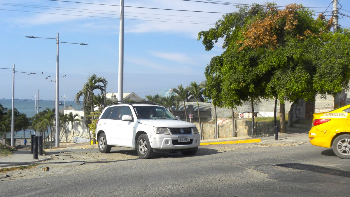 Daño. La vía que conduce al malecón de La Libertad presenta baches enormes que dificultan la circulación y han generado una serie de reclamos por parte de los visitantes que acuden al sitio.