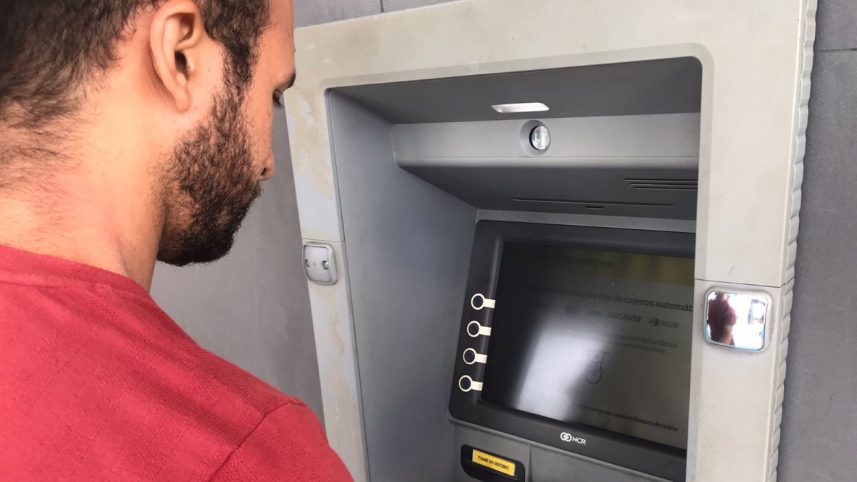 Servicios. Con una cuenta bancaria las personas acceden a una tarjeta y al retiro de dinero por cajeros.