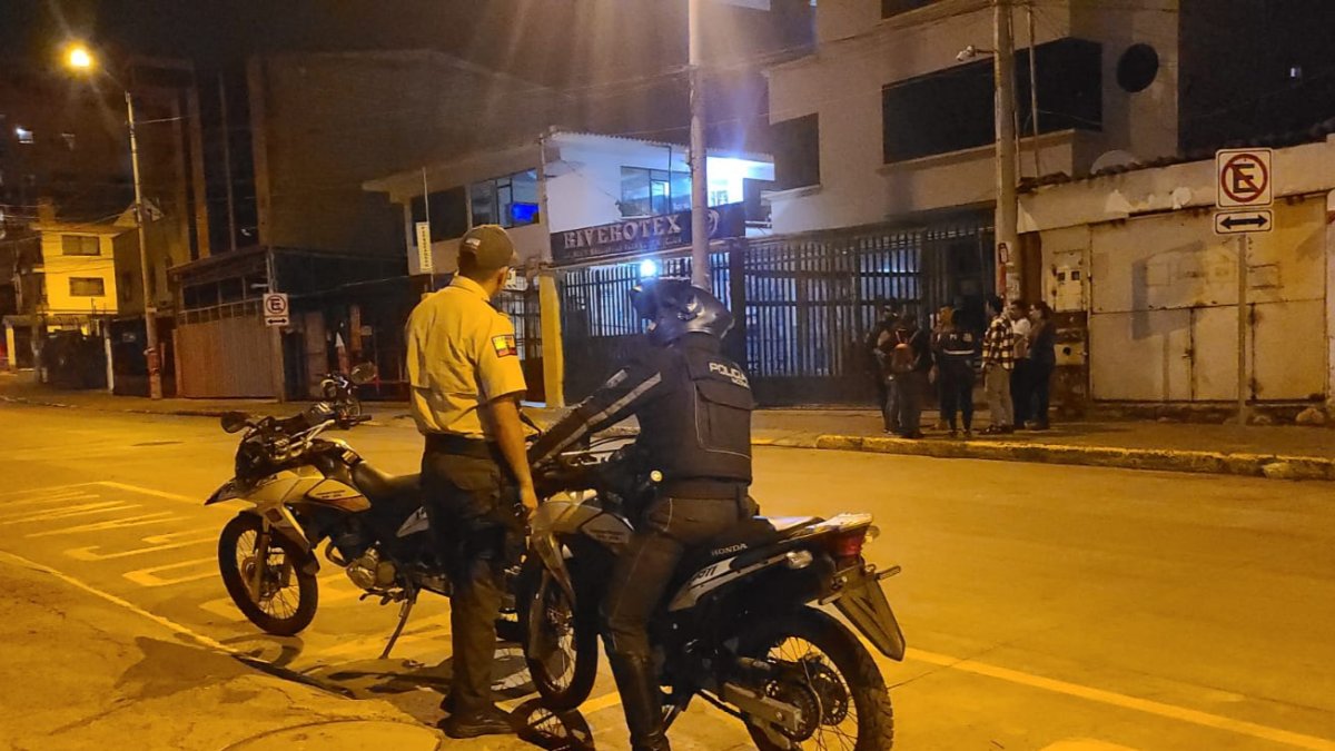 Referencial. Dos policías vigilan en un sector de la capital azuaya.