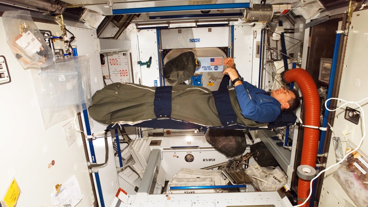 El astronauta de la Agencia Espacial Europea Paolo Nespoli en su saco de dormir a bordo de la Estación Espacial Internacional.