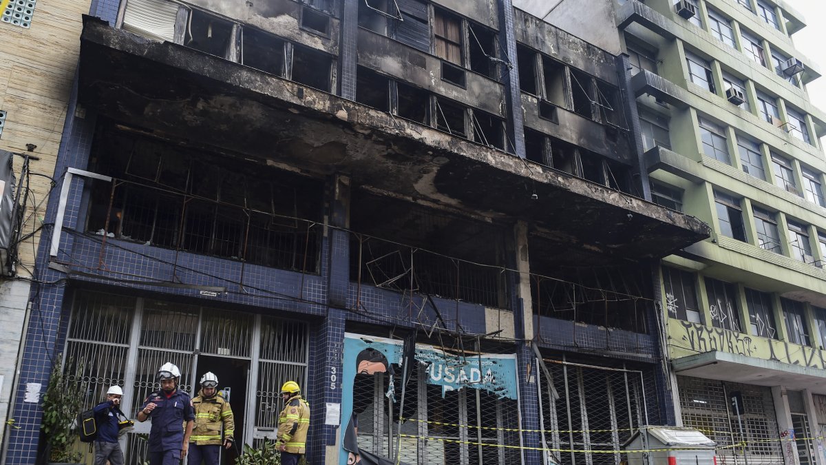 La fachada de una pensión tras sufrir un incendio este viernes en Porto Alegre (Brasil).