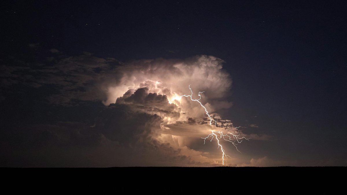 El bombardeo de nubes es una técnica utilizada para estimular las lluvias durante la sequía.