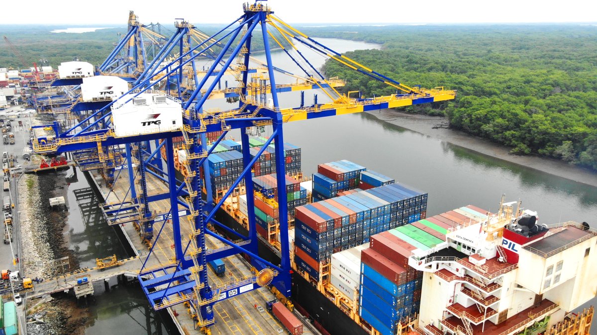 Comercio.- En el Puerto Guayaquil las actividades del comercio exterior.