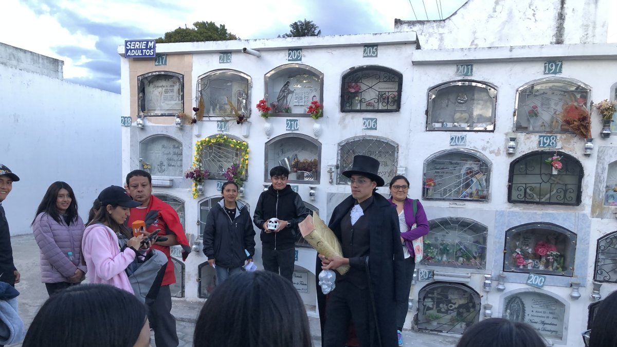 El panteonero es uno de los personajes que participa en el recorrido. Tanto jóvenes como adultos acuden a estos sitios para conocimiento cultural.