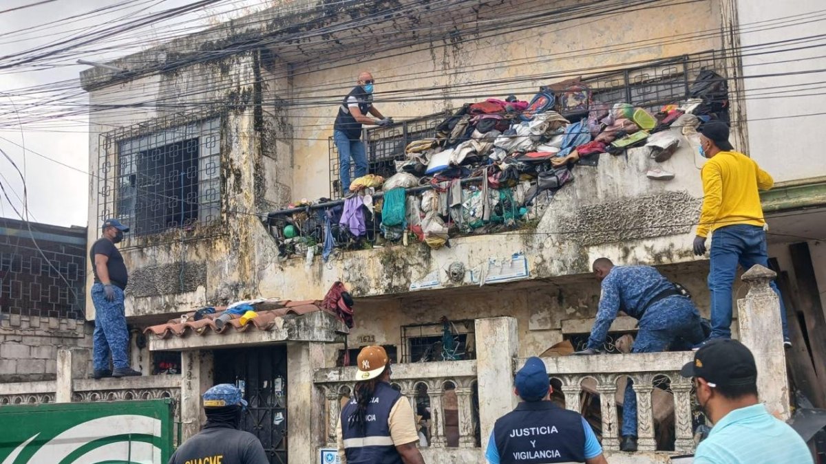 La vivienda se encontraba con desechos incluso en las ventanas.