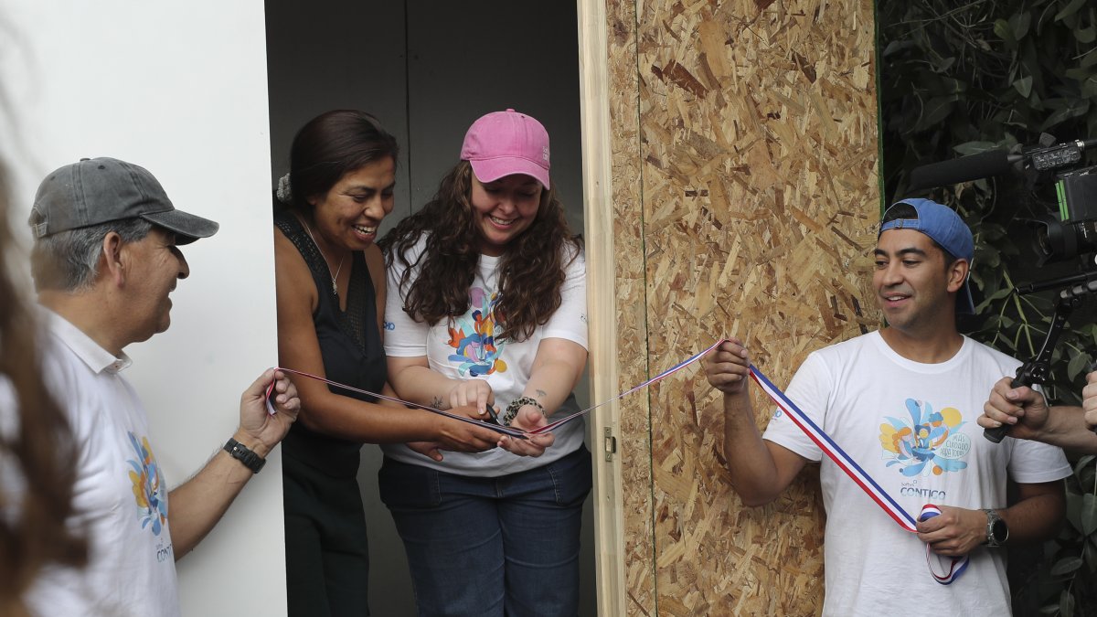 Integrantes de Softys junto a la ONG Techo participan en la creación de baños para las personas de la toma Talagante Sin Fronteras.