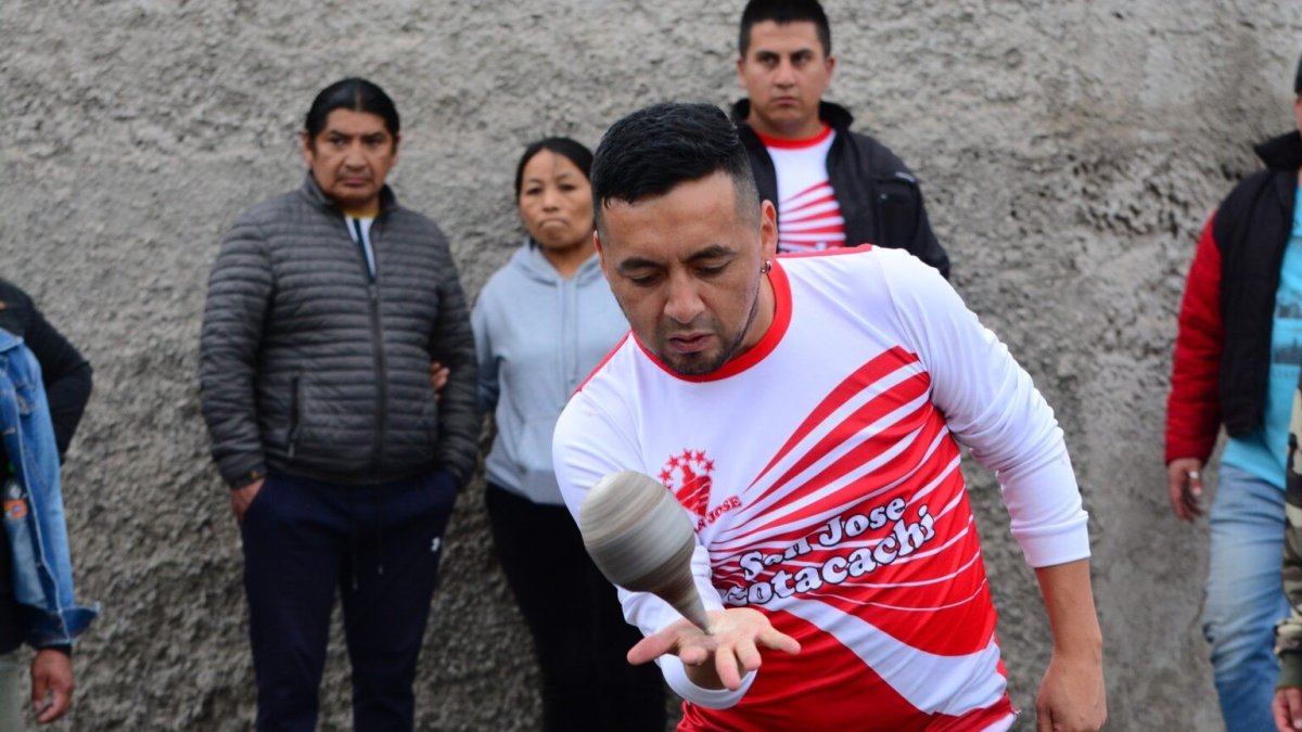 'Desafío del Trompo' consiste en hacer bailar un trompo muy grande, que va golpeando y haciéndolo circular por toda la periferia de la ciudad