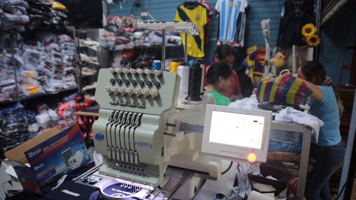 Local. Uno de los negocios en el centro de Guayaquil que hace uniforme, estampa y borda las prendas.