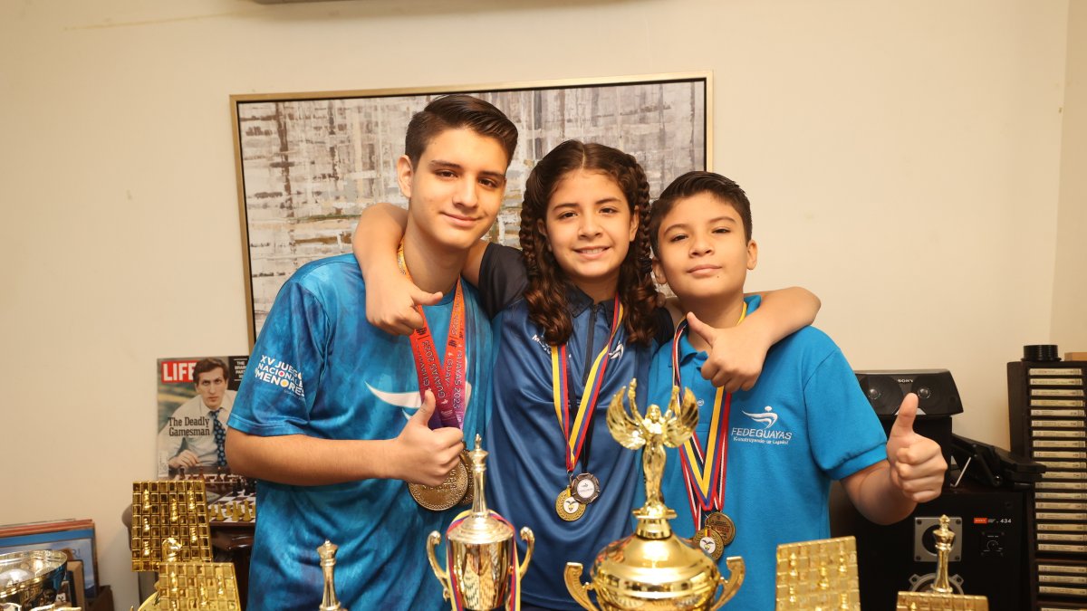 Gustavo (i), Isabella y Juan Martín han ganado medallas en múltiples torneos nacionales