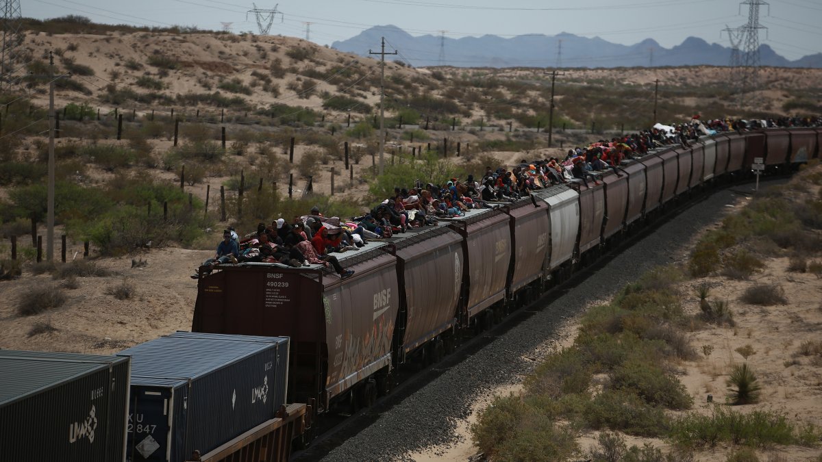 Migrantes viajan en el techo de un tren conocido como 'La bestia', el 25 de abril de 2024 en Ciudad Juárez (México).