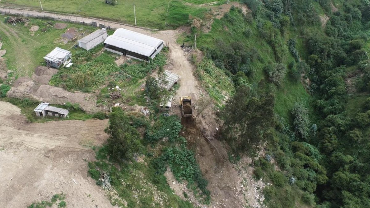 Una persona fue sancionada por depositar escombros en una quebrada de Pifo