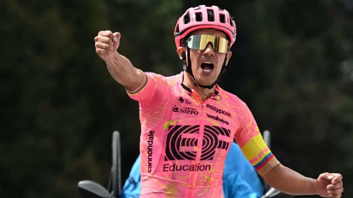 Richard Carapaz ganando la etapa 4 del Tour de Romandía hace pocos días.