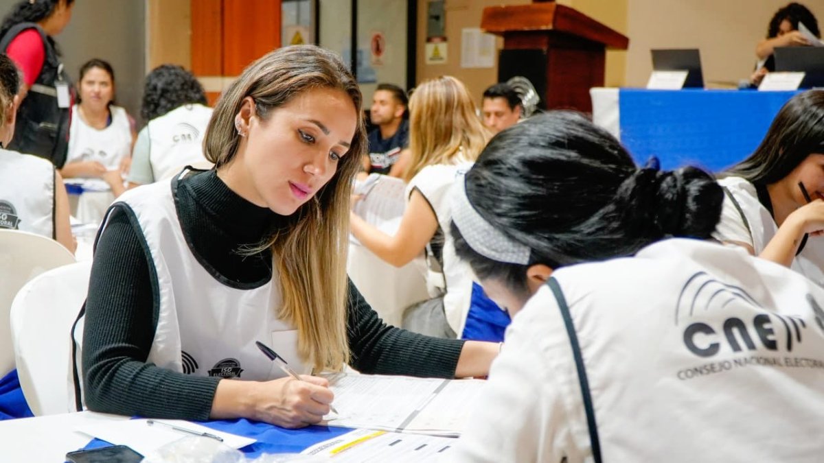 Personal del Consejo Nacional Electoral (CNE) en el escrutinio de las actas de las juntas receptoras del voto.
