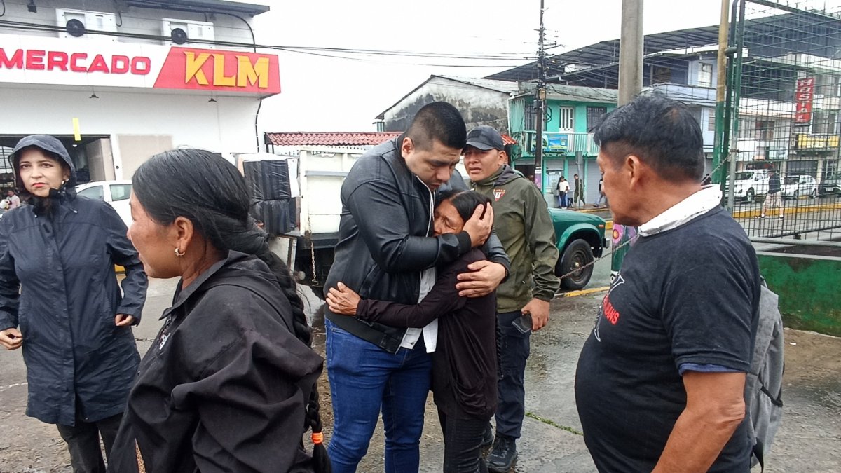 Familiares y amigos consuelan a la madre de Diego Ima, jefe politico de Curaray, uno de los fallecidos en el accidente aéreo en Tiwino, Arajuno. 