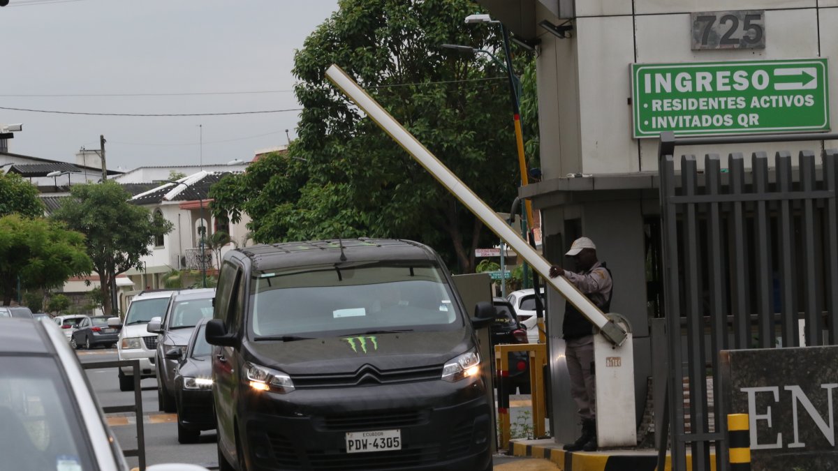 Situación. Cuando no hay energía 
eléctrica, los guardias de las garitas manualmente alzan y bajan las plumas para dar el ingreso a los vehículos.