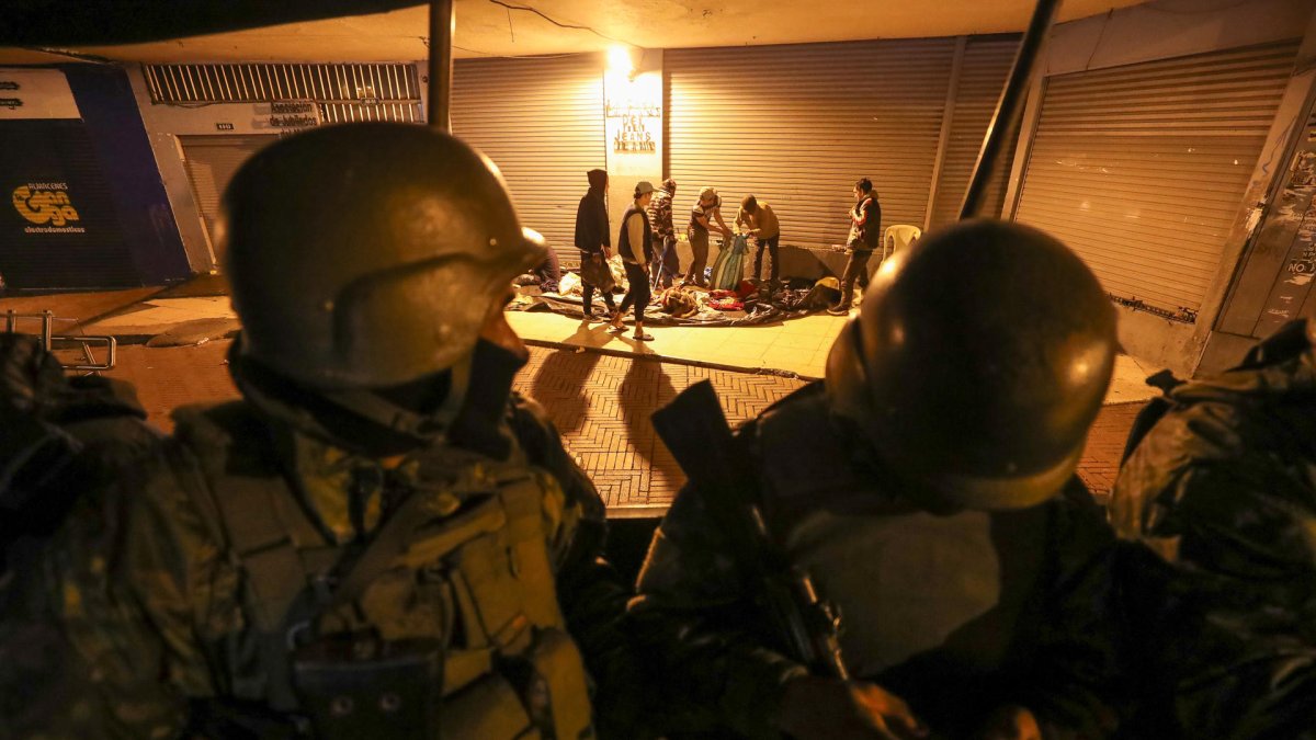 Foto de archivo en la que militares ecuatorianos realizan un operativo de control de armas y respetar el toque de queda por las calles de Quito.