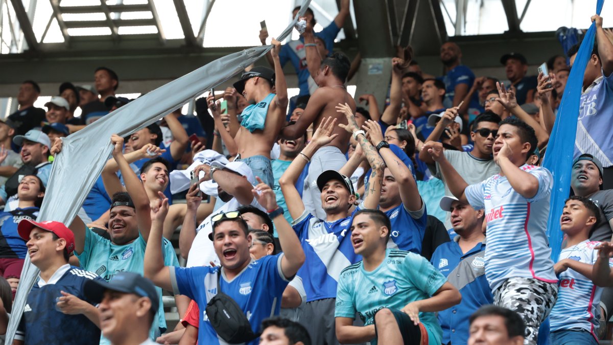 Hinchas de Emelec están listos para alentar a su equipo en el Clásico desde las gradas.