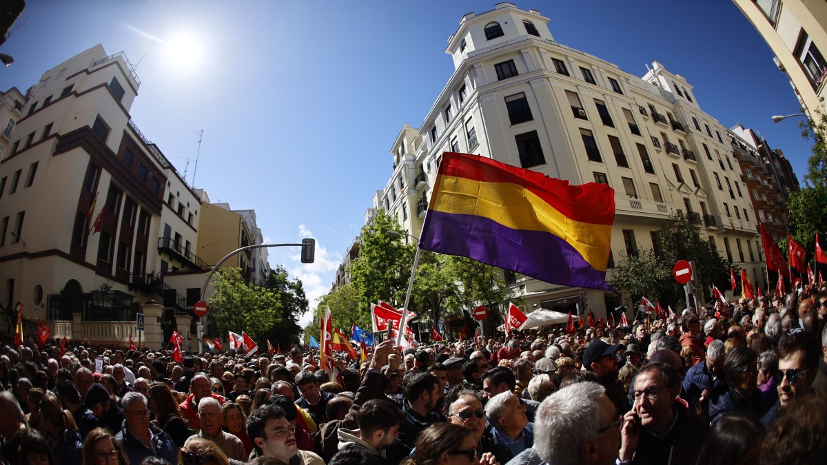 Simpatizantes del PSOE se concentran en los alrededores de la sede socialista de Ferraz para mostrar su apoyo al presidente del Gobierno, Pedro Sánchez.