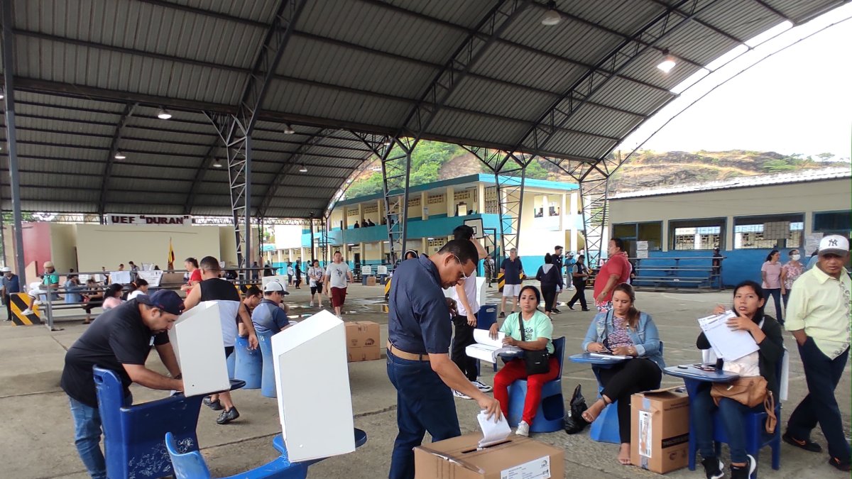 Los ecuatorianos acudieron a votar en la consulta popular y referéndum del 21 de abril de 2024.