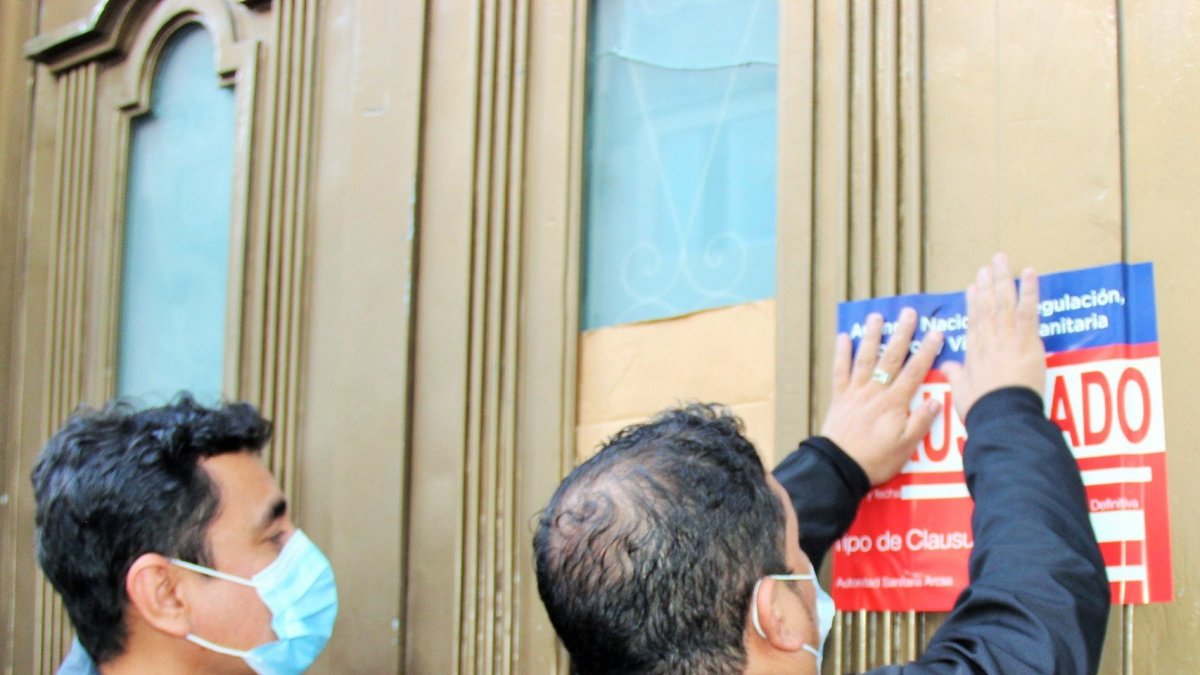 Medida.- Técnicos de ARCSA clausuran un supermercado en Loja, por falta de higiene.