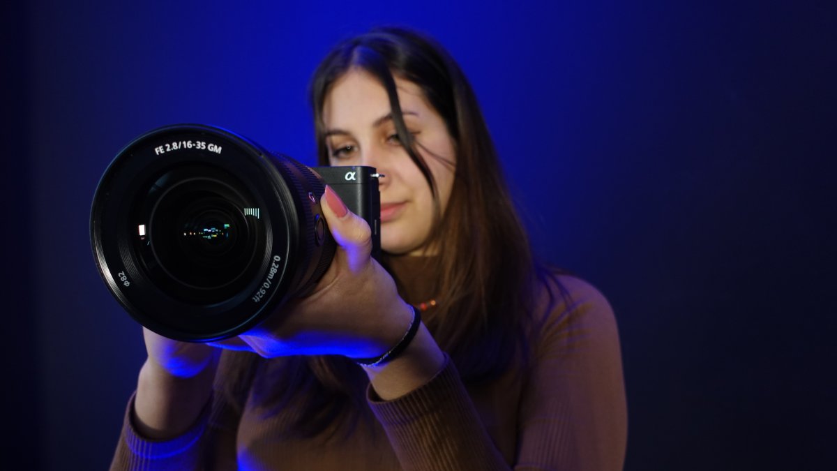 La cámara para vlogs full-frame de lente intercambiable más pequeña y liviana del mundo.