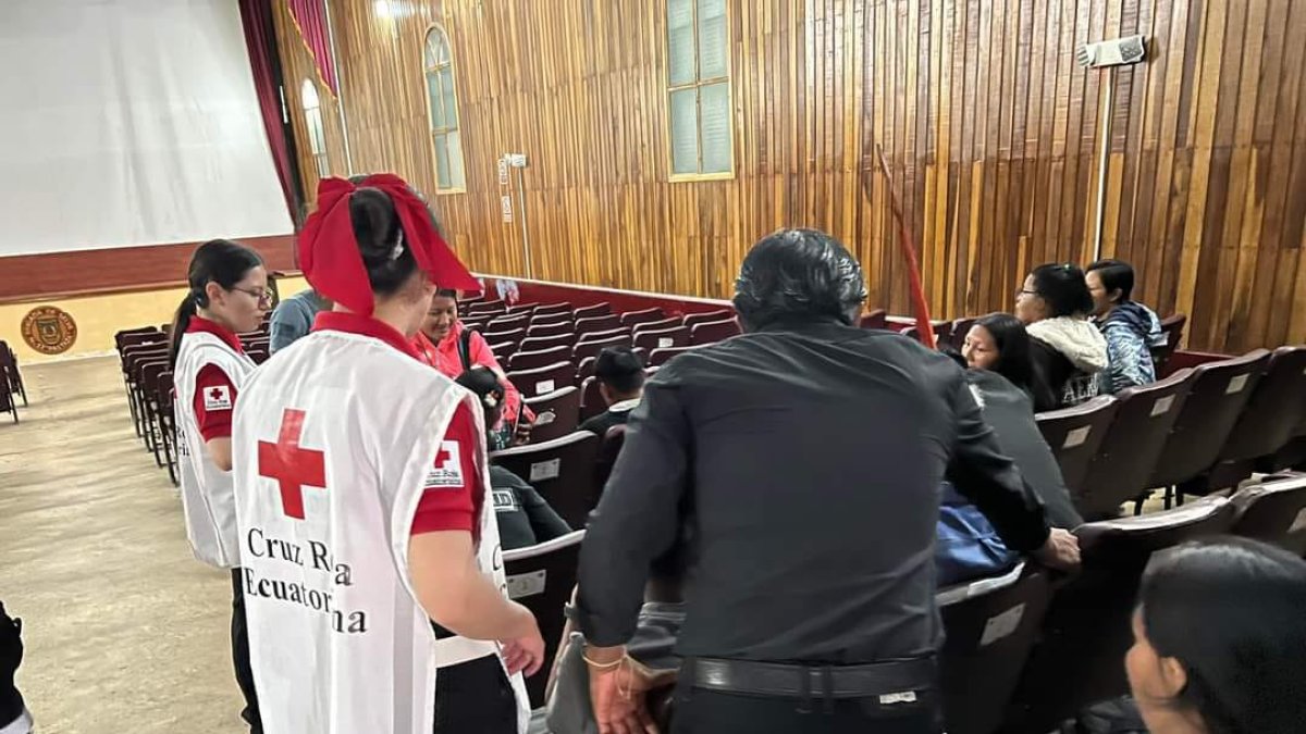 Algunos familiares pernoctaron en el teatro de la Brigada Selva 17 Pastaza. Foto Yadira Illescas
