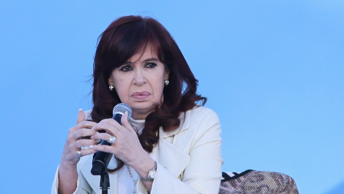 La expresidenta de Argentina Cristina Fernández de Kirchner participa durante la inauguración del micro Estadio 