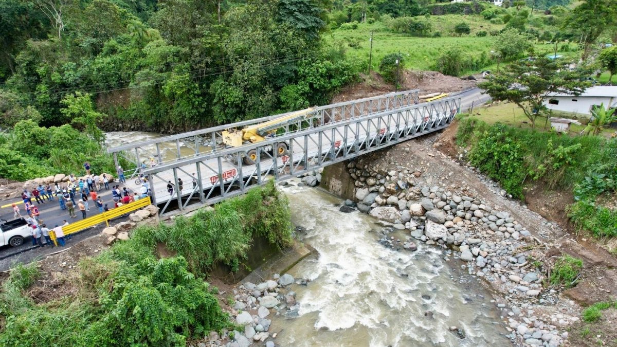 Un puente tipo Delta se colocó sobre el río Leila para restablecer la conectividad entre poblaciones de la Sierra y la Costa.